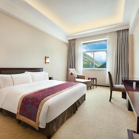 Отель Ramada Encore Daocheng Yading Экстерьер фото