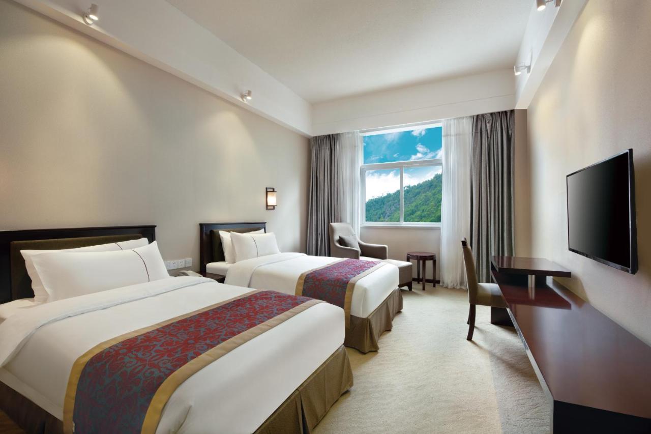 Отель Ramada Encore Daocheng Yading Экстерьер фото