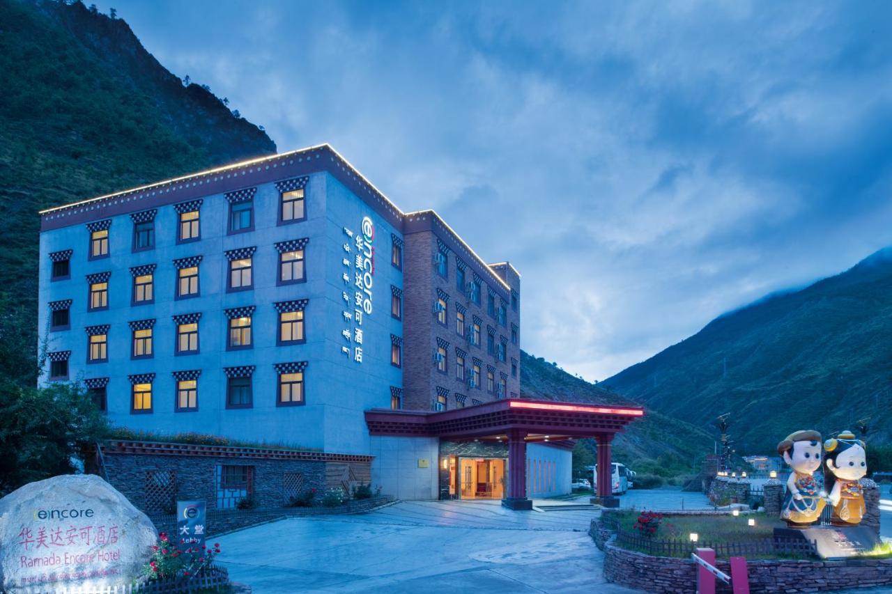 Отель Ramada Encore Daocheng Yading Экстерьер фото