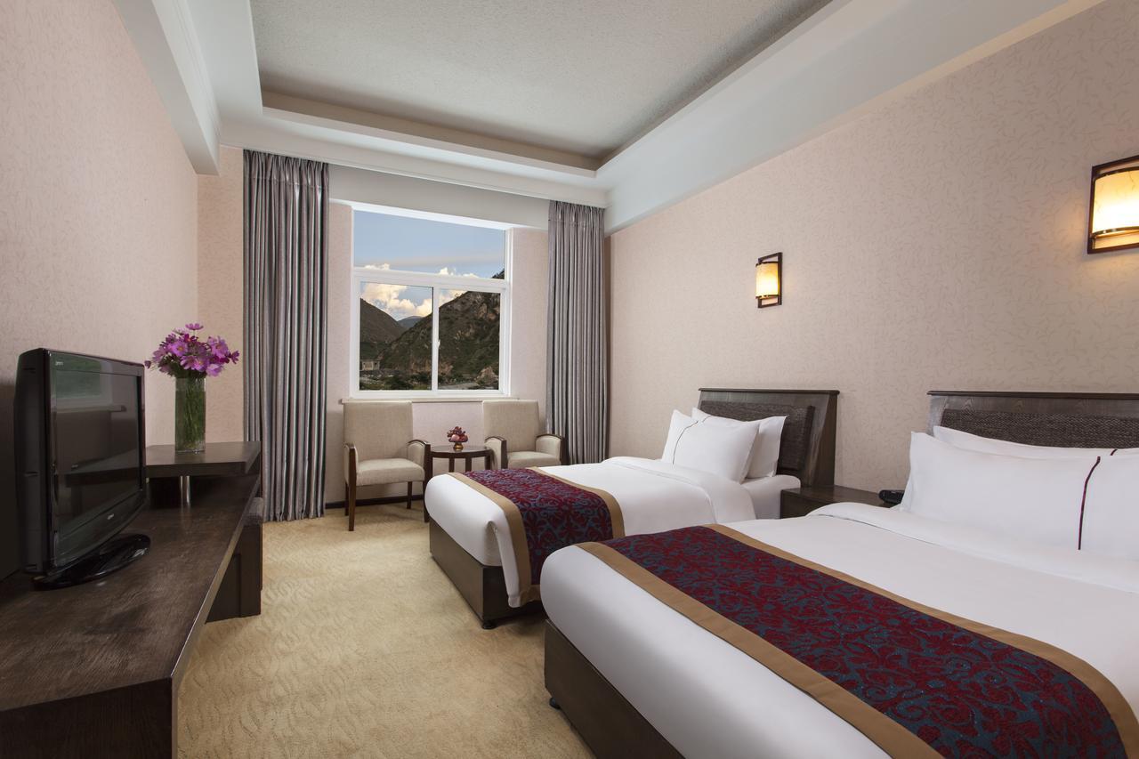 Отель Ramada Encore Daocheng Yading Экстерьер фото